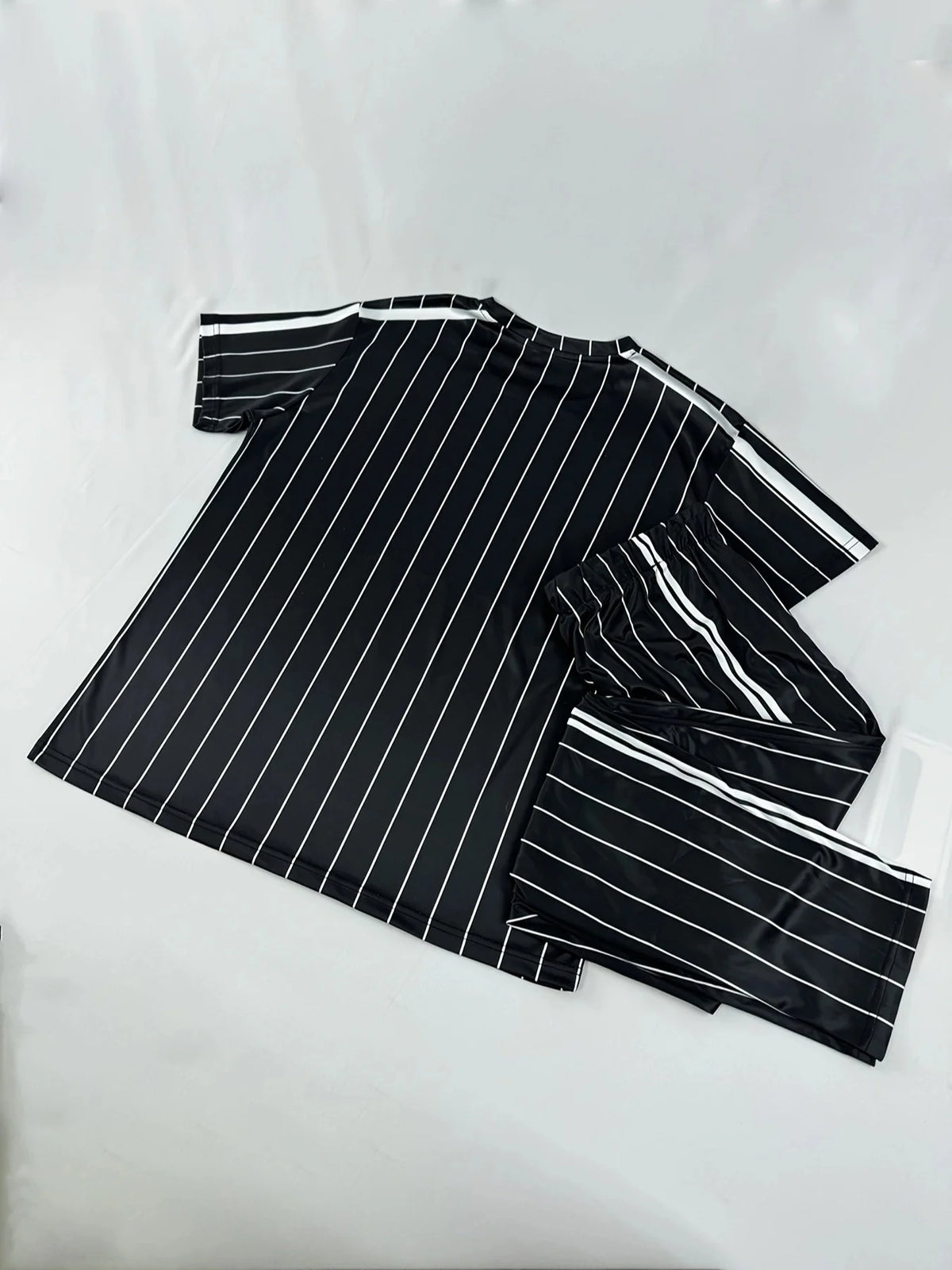 A New Summer 2025 Streetwear Men's Set Featuring Simple Casual Fashionable Sporty and Comfortable 3D Vertical Letter Prints