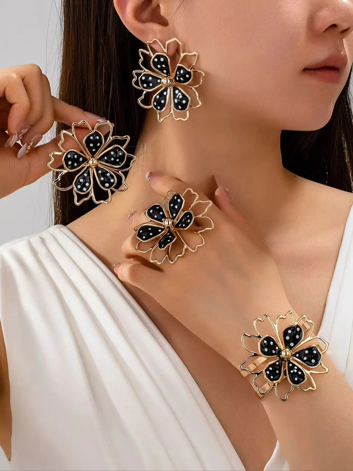 1 Set of Personalized, Exaggerated, Fashionable, and Classic Women's Fashion Jewelry Set, Including 1 Double-Layer Hollow Polka Dot Flower Open Bracelet, 1 Pair of Earrings, and 1 Ring, Suitable for Daily Wear and Parties