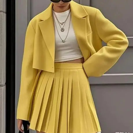 Elegante Blazer-Sets für Damen im Streetwear-Stil: kurze Cropped-Blazerjacke mit Falten-Minirock, Zweiteiler für Damenoutfits