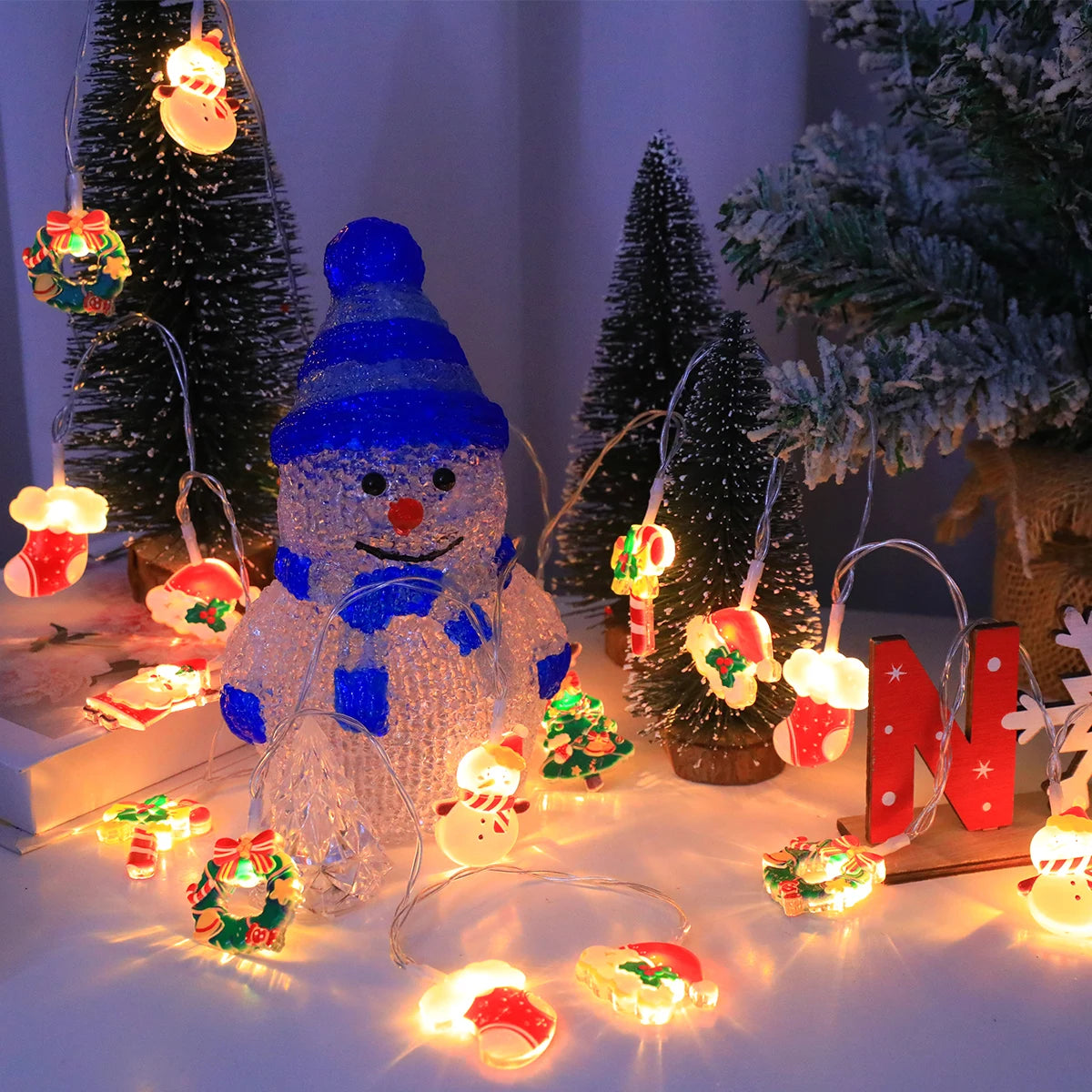 Weihnachtslichterkette mit festlichen Motiven