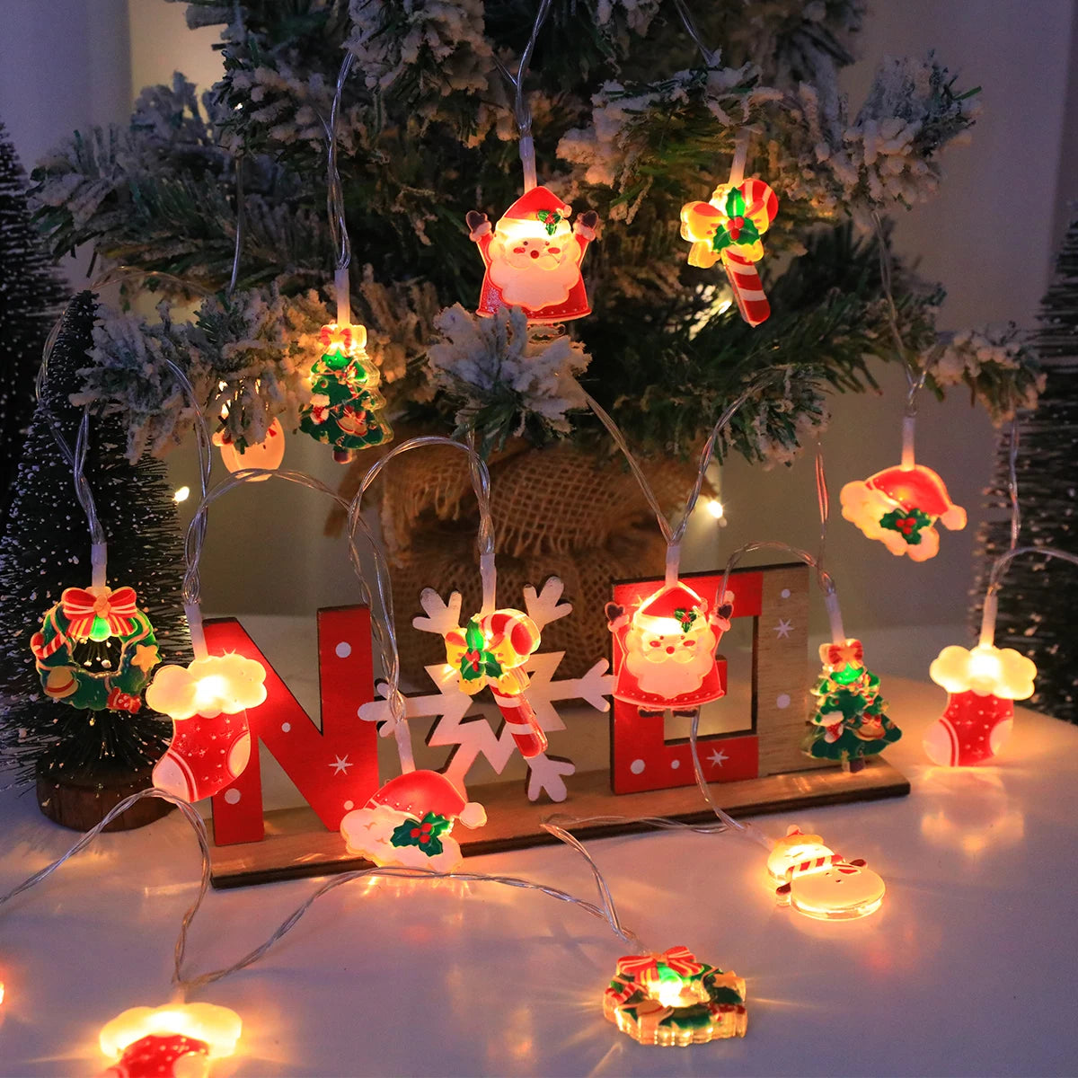Weihnachtslichterkette mit festlichen Motiven