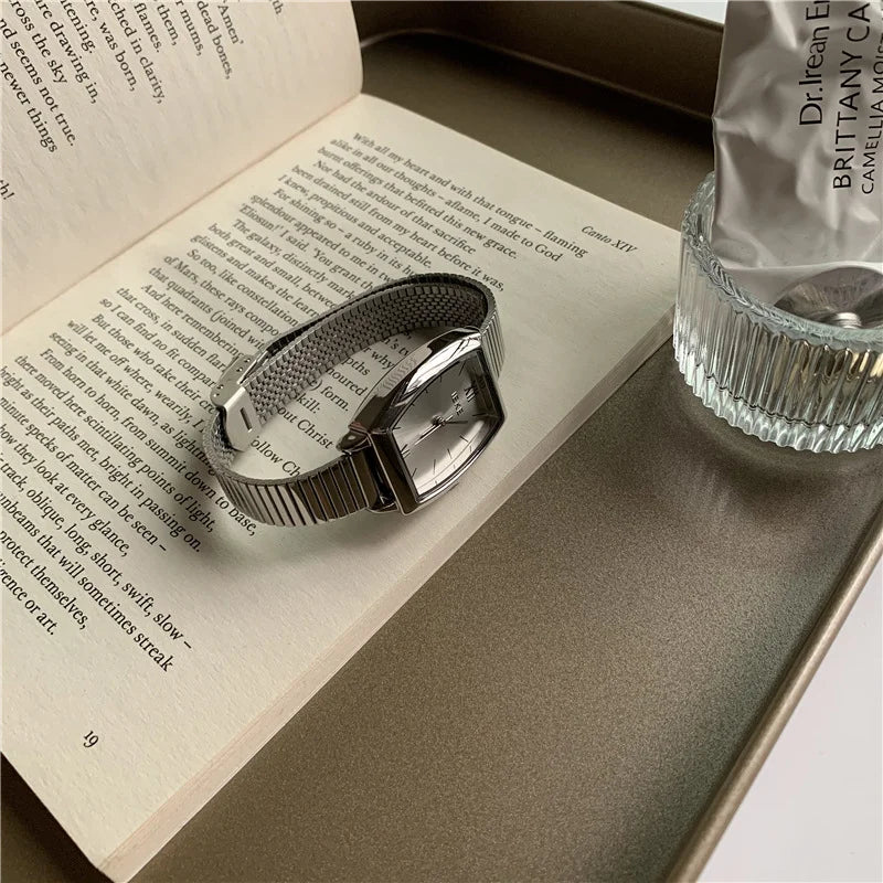 Minimalist Ladies Quartz Wristwatch for Women And Girls Simple Silver Gold Stainless Steel Strap Elegant Fashion Accessory