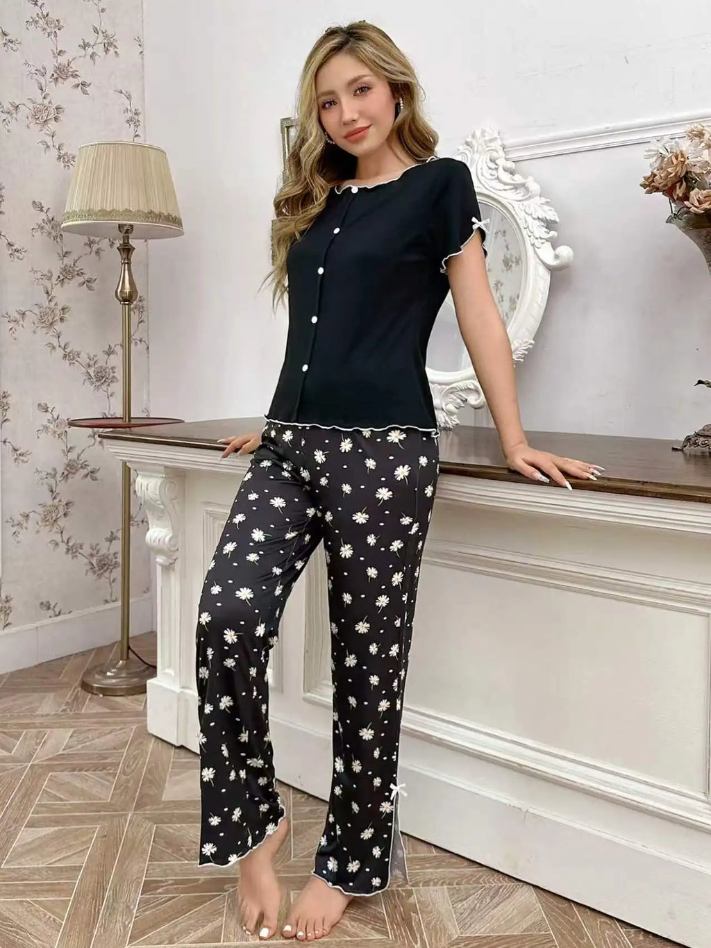 A Set of Short-Sleeved and Long-Pants Women's Pajamas, Standard Size, Suitable for All Seasons, Spring and Summer, Casual and Elegant Printed Loungewear for Women
