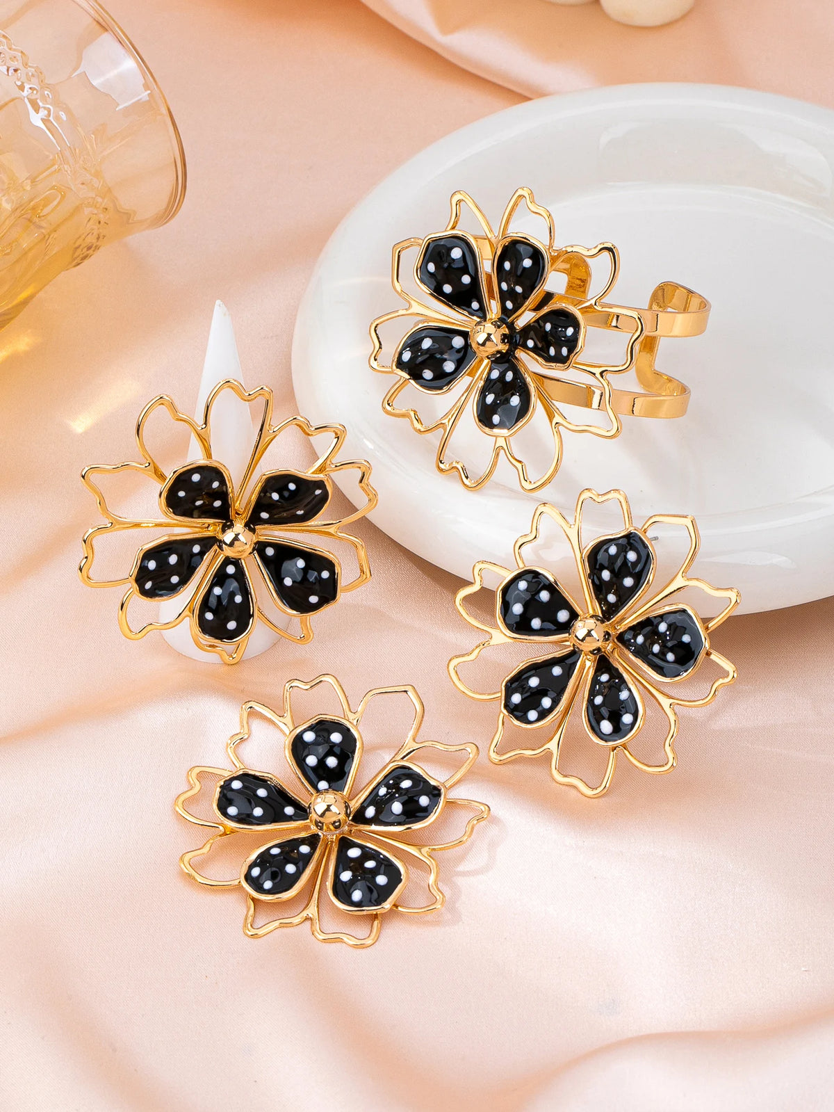 1 Set of Personalized, Exaggerated, Fashionable, and Classic Women's Fashion Jewelry Set, Including 1 Double-Layer Hollow Polka Dot Flower Open Bracelet, 1 Pair of Earrings, and 1 Ring, Suitable for Daily Wear and Parties
